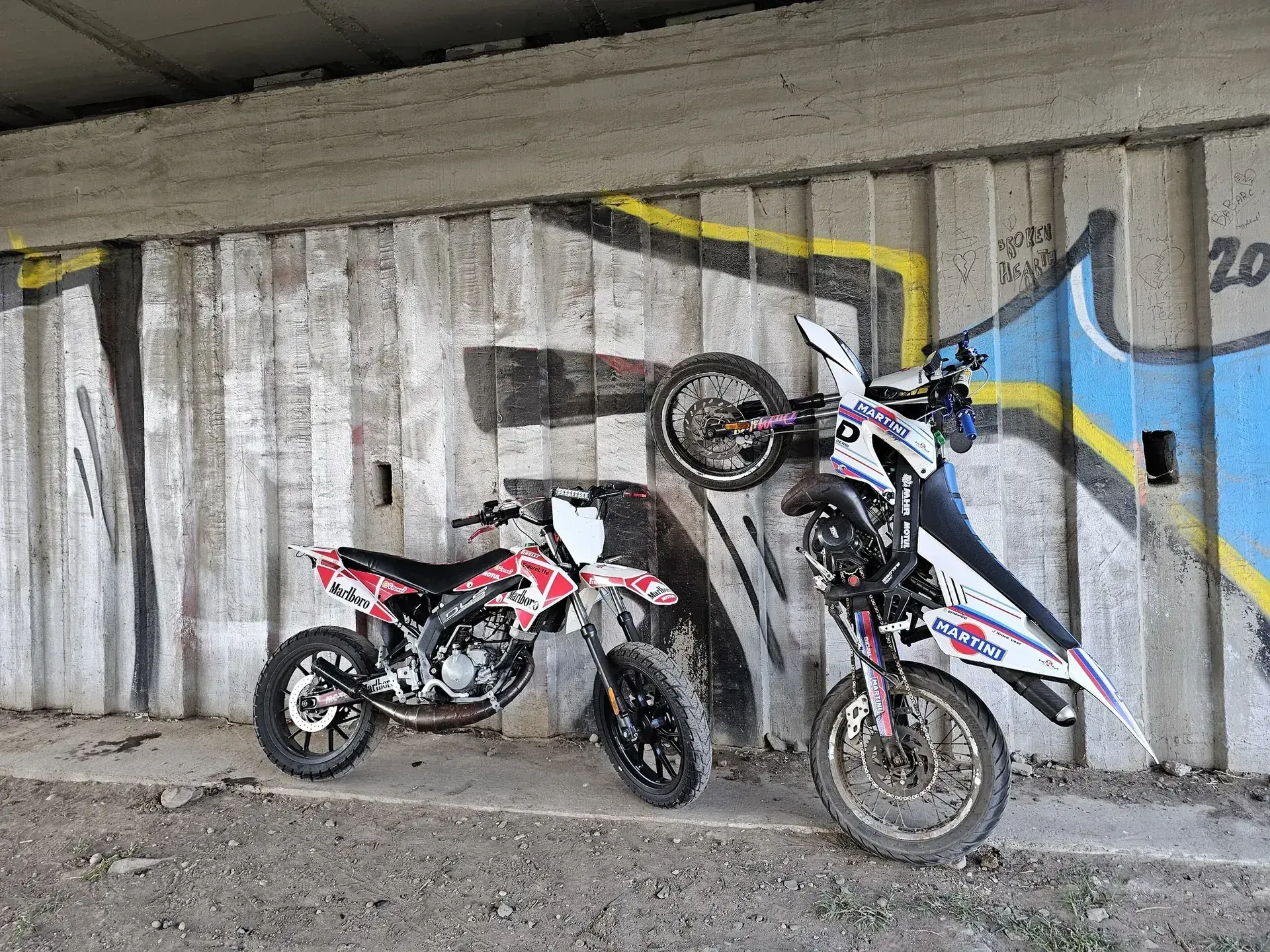Két EnduroLife motor a híd alatt